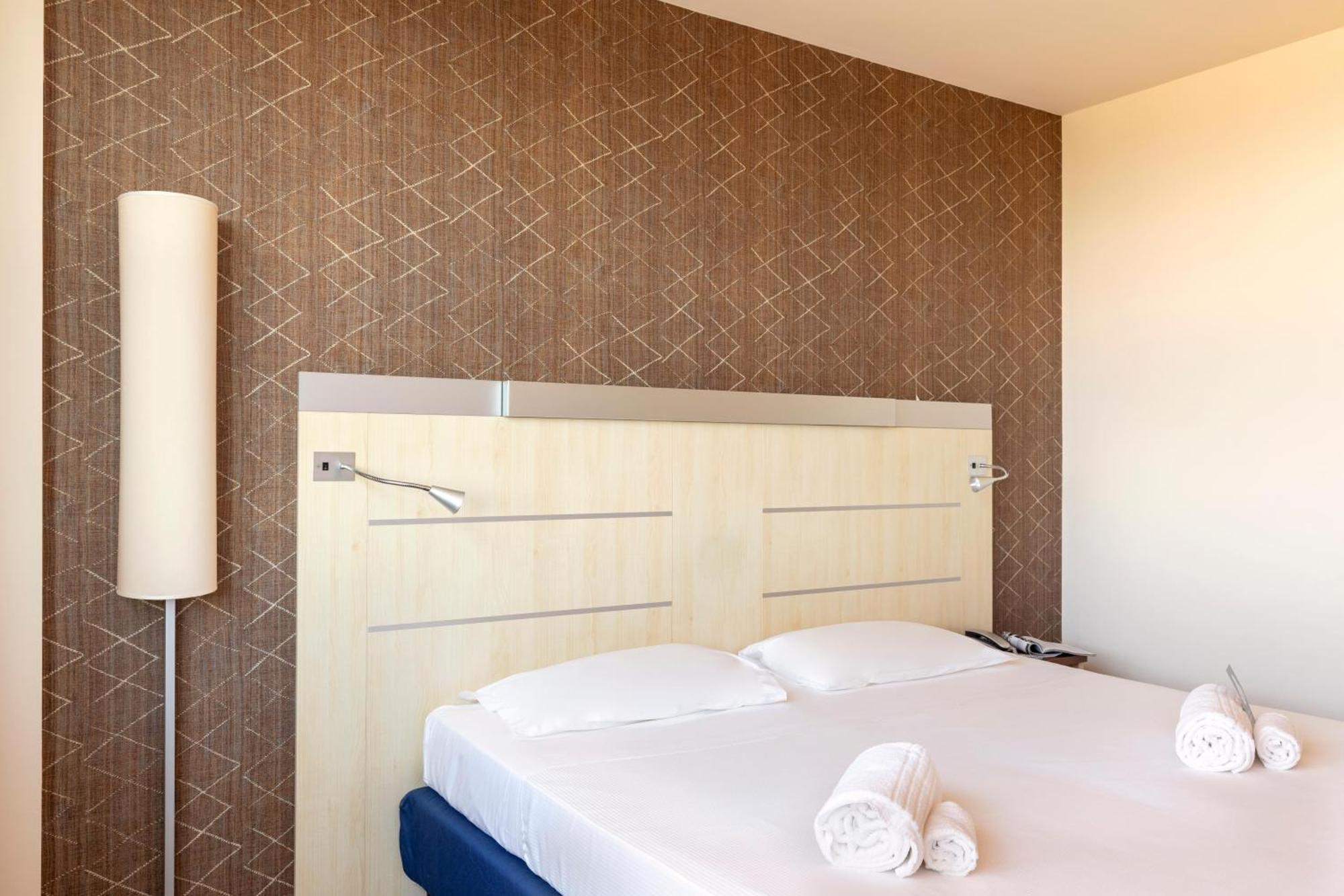 B&B Hotel Cherasco Langhe Eksteriør billede